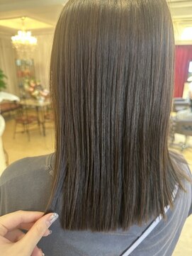 グラマラス GLAMOROUS 【渡辺まとい】グレーブラウン×ぱつっとミディアム