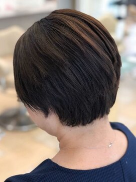 ミーティア バイ クアトロ(Meteor By QUATRO) 襟足すっきりまるみショート