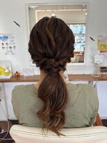 ヘアーアンドメイクアップモパ お呼ばれダウンポニー