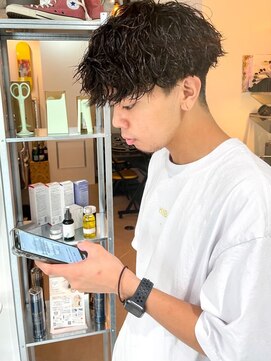 ウェイビーエフティフィフス 横浜西口(WAVEY ft.fifth) 無造作ツイストスパイラルパーマ波巻き刈り上げメンズマッシュ