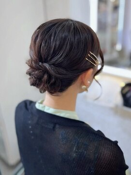 アトリエビューティーアミュ(atelier beauty AmU) 結婚式 二次会 お呼ばれ アップスタイル×ゴールドピン