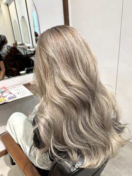 ルイ(ROUIS produced by LUCK 津田沼) ROUIS 津田沼 ホワイトシルバー