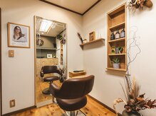 GLASSY HAIR【グラッシーヘアー】の雰囲気(半個室のプライベートルーム)