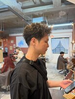 エディ(Edy)&nbsp;スパイキーショートテーパーフェードピンパーマ眉毛カット