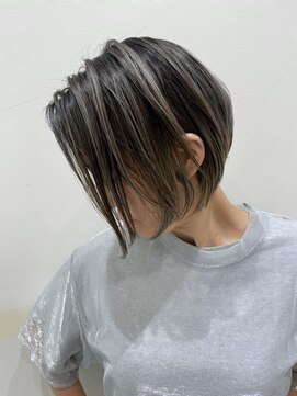 トルネード(TORNADO) 外国人風ハイライトバレイヤージュショートボブ  グレージュ