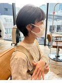 顔周りすっきりなショートスタイル