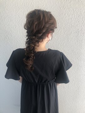 パリスパート2 サイド 編み込み トップ ゆるふわ 編み下ろし ヘアアレンジ