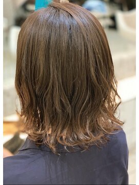 ビ ダーン(be done) ミディアム外ハネヘア