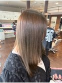 艶感とまとまりが映えるナチュラルストレートセミロング