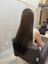 カミエ(kamie)&nbsp;ロングヘアを上質に。深みブラウンのツヤ髪スタイル