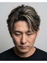 ジェットブラックキューサンロク(JET BLACK 936)&nbsp;白髪ぼかしメッシュ×フェザーパーマ　40代