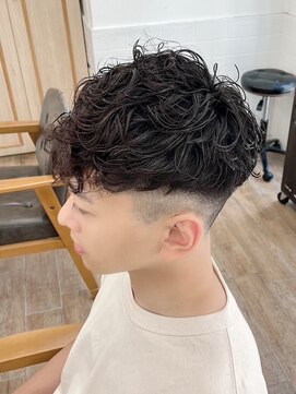 ネオリーブ クーロ メゾン 横浜(Neolive curro Maison) スペインカール×ツーブロック[メンズ]