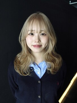 アフィナー 新宿(Afinar) ブリーチ2回でブロンドヘア