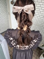 ツインポニー　ツイン編みおろし　お呼ばれヘア　個性派