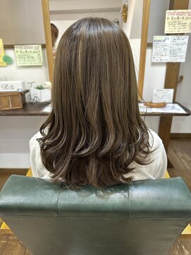 ル コワン ククー(Le coin coucou) 春のレイヤースタイル オリーブグレージュ