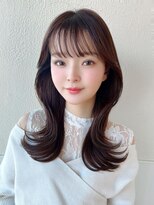後れ毛が可愛い顔周りハイレイヤーロングチェリーブラウン