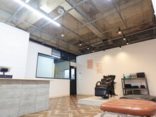 シーイー(C.E)の雰囲気（[センターパート/メンズマッシュ/スパイキーショート/眉カット]）