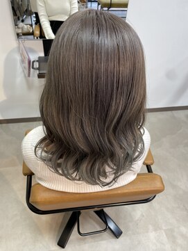 クワリ ミルクティグレージュカラー