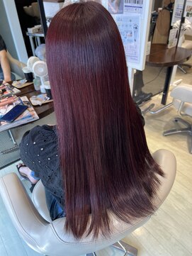 フォープレイス(FOUR PLACE) 大人女性のためのワインレッドの美髪ロング
