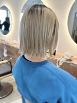 ヒビヲ(HIBIO) ショートボブミルクティーベージュブリーチダブルカラー横浜西口
