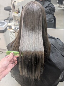 カラフェ(carafe) 美髪矯正ストレート　髪質改善カラー　グレージュ