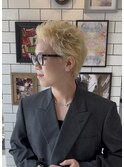 金髪スパイキーショート