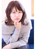 モノトーングレージュ外ハネ前下がりボブ