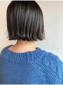 切りっぱなしボブ。オリーブカラー
