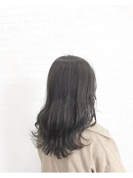 ミミックヘアー(MiMic hair) ミディアムロング、アッシュグレー