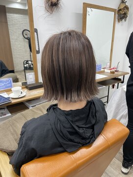 ルチナ 秦野(Lucina) 切りっぱなしボブ/白髪ぼかしハイライト