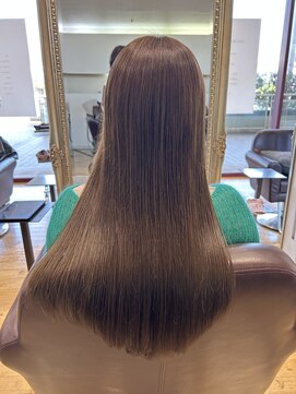 ルッツ(Lutz. hair design) ツヤツヤグレージュ【犬山良慈】