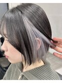 インナーカラーホワイト×ぱつっとボブ