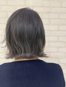 ビス ヘア アンド ビューティー 西新井店(Vis Hair&Beauty) 20代30代外はねボブ前下がりグラデーションカラーシルバー
