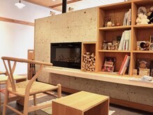 フィノ(PHINO)の雰囲気（ウェイティングブースは温もりのある北欧家具のYチェアで♪）