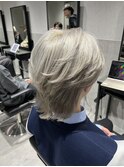 センターパート毛流れウルフブリーチホワイトシルバーベージュ