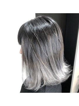 salon de MiLK 札幌大通店【サロン ド ミルク】 根元が伸びても気にならないシルバーバレイヤージュ