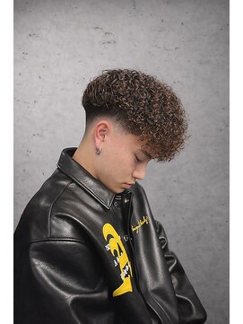 ワンワンオー バーバーショップ 長浜店(@110 BARBER SHOP) ハードパーマ×スキンフェードで唯一無二のストリートヘア