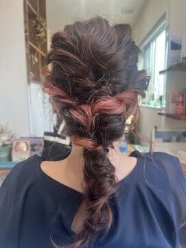 トモニ(tomoni) 編みおろしヘアアレンジ