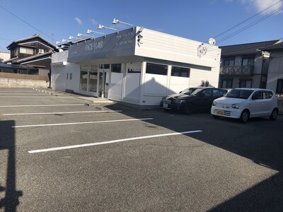 広い駐車場がございます。お車でのご来店も安心☆