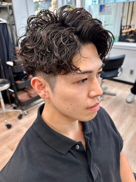 ウェイビーエフティフィフス 横浜西口(WAVEY ft.fifth) 波巻きパーマセンターパートツイストパーマメンズマッシュパーマ