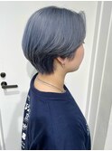 ブルーシルバーハイトーンカラー刈り上げセンターパート