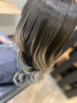 ラビス クローバー(Lovis clover) ブラック　ホワイト　ふんわりミディアム