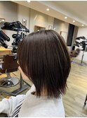 顔まわりで動かせるミディアムスタイル