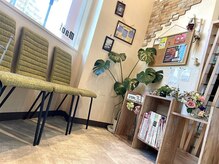 ヘアーアンドメイク マディ Hair&Make MADIの雰囲気（入店してすぐの待合席です♪）