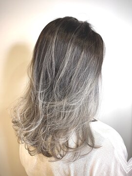 ゴリラビスケッツ(GORILLA BISCUITS) 白髪のデザインカラー　［桜木町/横浜/みなとみらい］