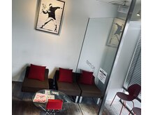 ミオスタイル 児島支所前店(MIOSTYLE)の雰囲気（開放的な待合スペース）