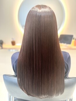 エム(eM)の写真/オゾン×髪質改善で叶える、ダメージレスで自然な艶ストレート。