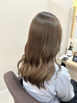 カミエ(kamie)&nbsp;セミロングのグレージュ。透明感のある上質な仕上がり