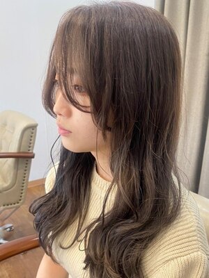 【鳳◆隠れ家プライベートサロン】顔回りの毛流れを作り込む巧みな技術！韓国風の軽やかくびれヘアが人気！