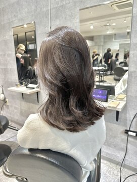 アンダーバーホワイト(_WHITE) 色気レイヤー レイヤーミディ 艶カラー